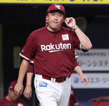 　３回、早々と投手交代を告げに向かう石井監督（撮影・山口登）