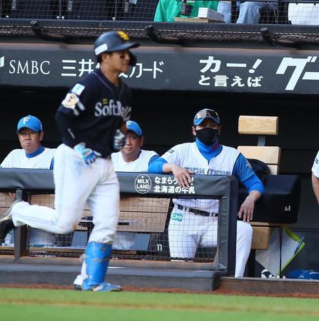 　８回、野村大（左）にスクイズを決められ、厳しい表情の新庄監督（右）＝撮影・中島達哉