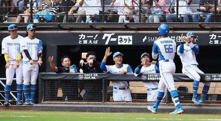 　３回、万波（６６）を迎える日本ハムナイン（撮影・中島達哉）