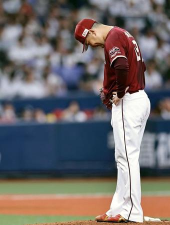 　３回、交代を告げられ、うつむく田中将