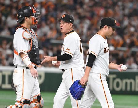 　７回、同点を許した今村（右）の交代を告げた原監督（撮影・佐々木彰尚）