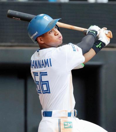 　３回、万波が右中間に同点ソロを放つ