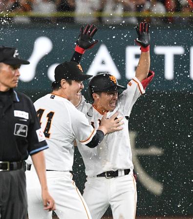 　１２回、サヨナラ打を放ち祝福される増田大（撮影・佐々木彰尚）