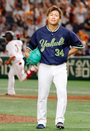 　１２回、増田大（奥）にサヨナラ打を浴び、立ちつくす田口