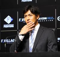 　引退会見で質疑応答に応える木村（撮影・中島達哉）