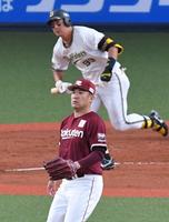 　２回、杉本（奥）に適時二塁打を浴びる田中将（撮影・北村雅宏）