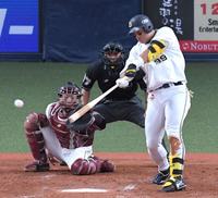 　３回、適時打を放つ杉本（撮影・北村雅宏）