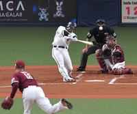 　１回、先制となる適時二塁打を放つ森（撮影・北村雅宏）