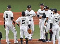 　４回途中、自らマウンドに出向く中嶋監督（中央）＝撮影・北村雅宏