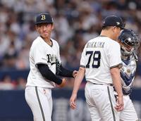 　４回途中、中嶋監督がマウンドに行き曽谷（左）に降板を告げる（撮影・山口登）