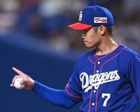 　２回、野手陣に声をかける根尾（撮影・田中太一）