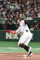 　２回、岡本和は左前打を放つ（撮影・佐々木彰尚）