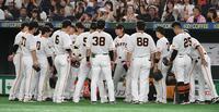 　５回裏の攻撃前に円陣を組む巨人ナイン（撮影・佐々木彰尚）