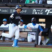 　８回、野村大（左）にスクイズを決められ、厳しい表情の新庄監督（右）＝撮影・中島達哉