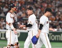 　７回、同点を許した今村（右）の交代を告げた原監督（撮影・佐々木彰尚）