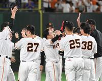 　１２回、サヨナラ打を放ち祝福される増田大（撮影・佐々木彰尚）