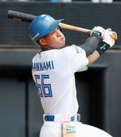 　３回、万波が右中間に同点ソロを放つ