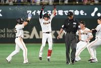 　１２回、サヨナラ打を放ち祝福される増田大（撮影・佐々木彰尚）