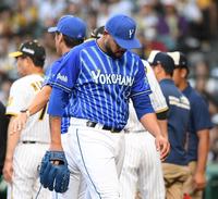 　９回、島田に死球を与えたエスコバーは危険球退場となる（撮影・中田匡峻）