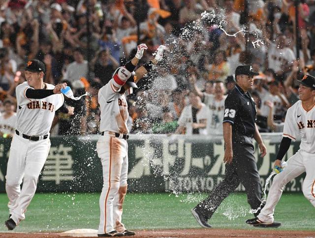 巨人・門脇 初サヨナラ打!逆転CSへ新人が大仕事「今まで以上においしい水」