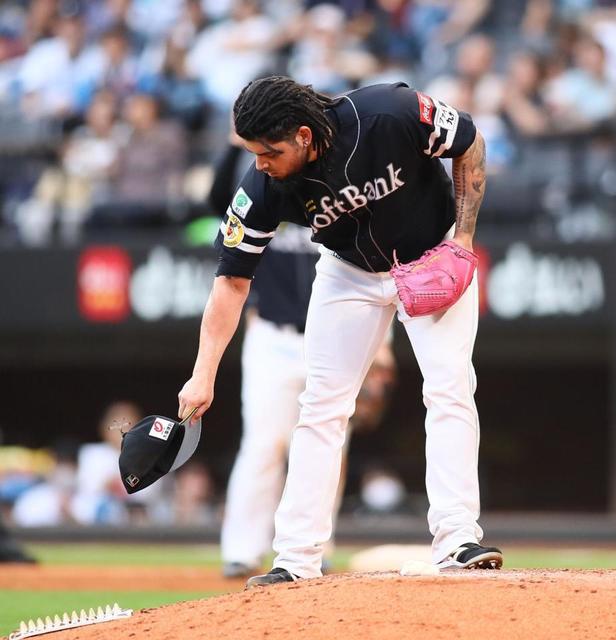 秋の到来？エスコンに珍風景　ソフトバンク・オスナの帽子にトンボ飛来　打席の清宮が指摘