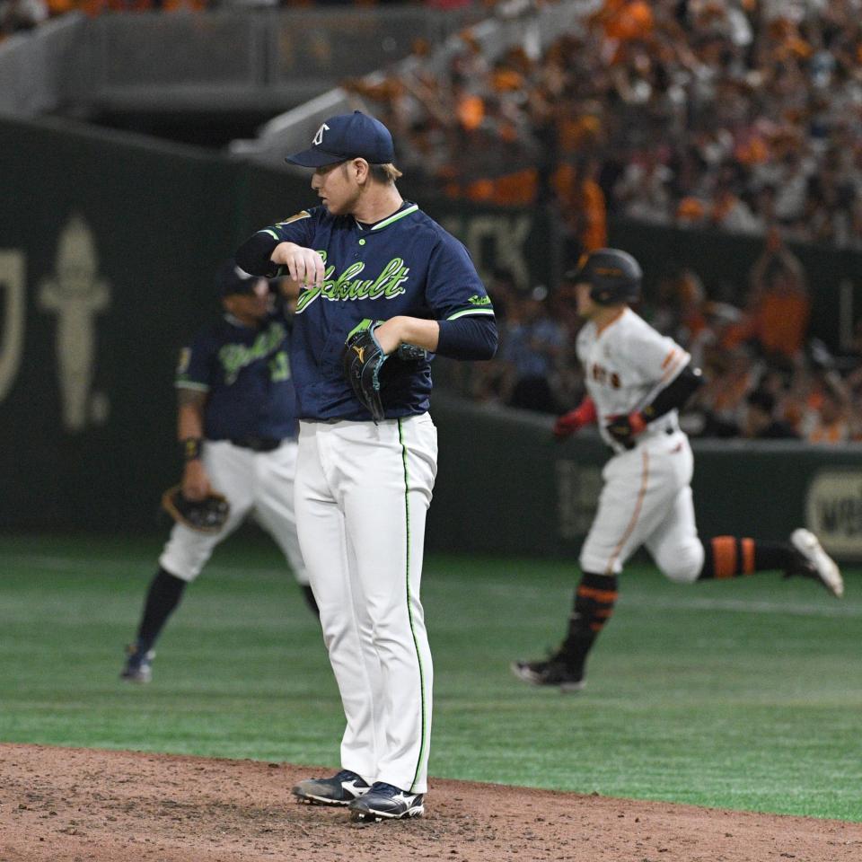 　６回、岡本和に勝ち越しソロを浴びた小沢（撮影・佐々木彰尚）