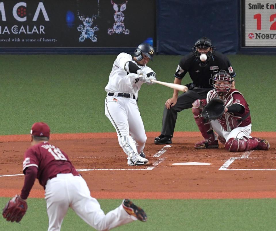 　１回、先制となる適時二塁打を放つ森（撮影・北村雅宏）