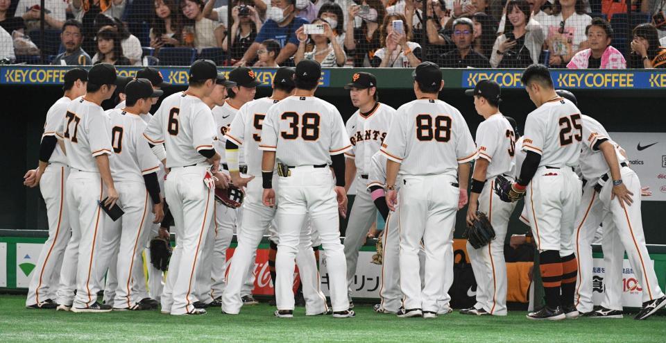 　５回裏の攻撃前に円陣を組む巨人ナイン（撮影・佐々木彰尚）