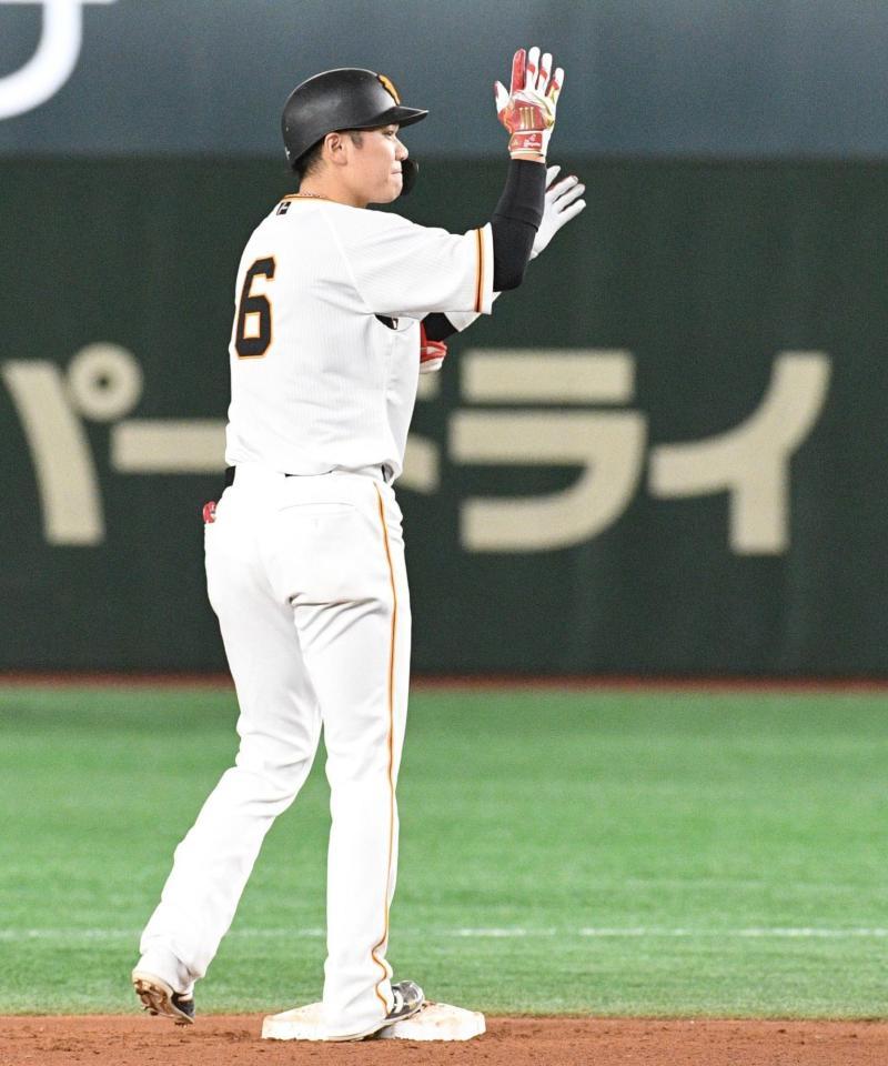 　６回、右中間に適時二塁打を放ち喜ぶ坂本（撮影・佐々木彰尚）