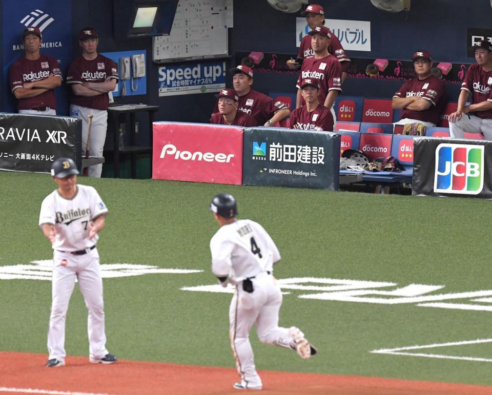 　６回、ソロを放ち、本塁へ向かう森（４）とベンチの石井監督（奥中央）＝撮影・北村雅宏