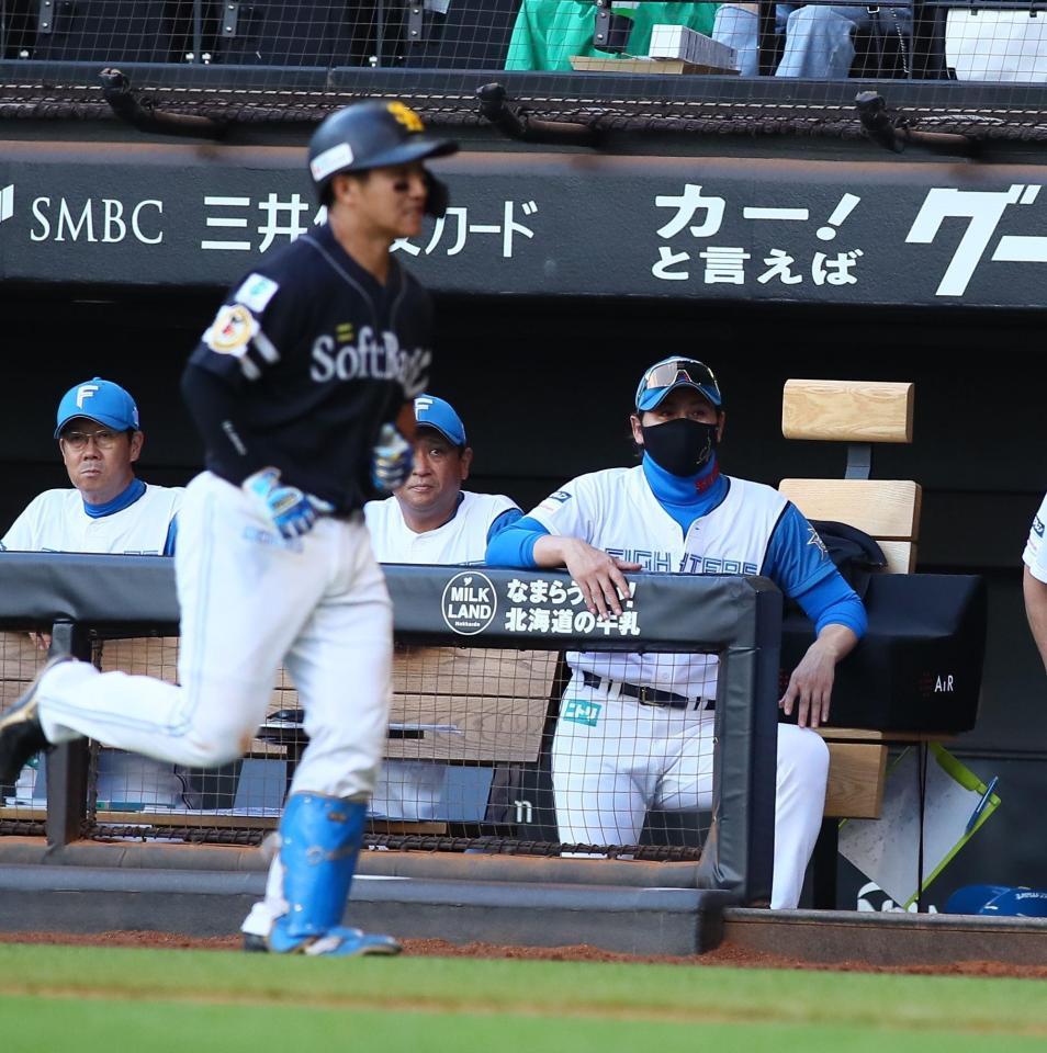 　８回、野村大（左）にスクイズを決められ、厳しい表情の新庄監督（右）＝撮影・中島達哉