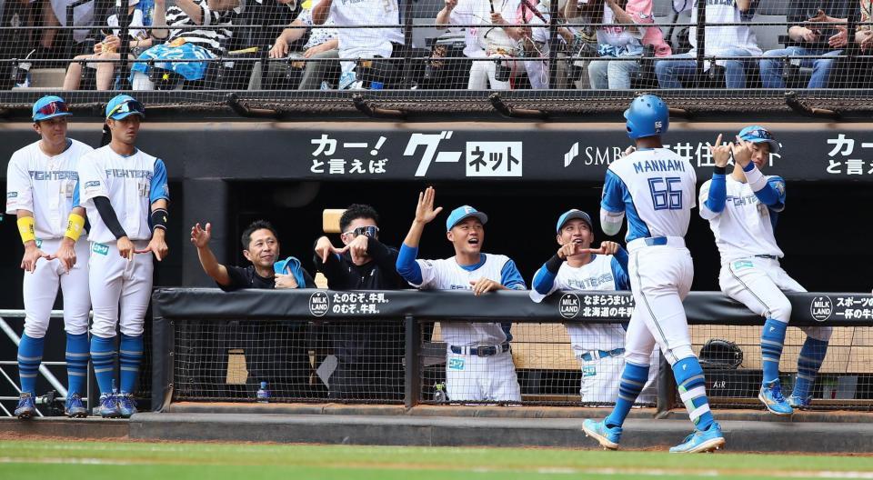 　３回、万波（６６）を迎える日本ハムナイン（撮影・中島達哉）