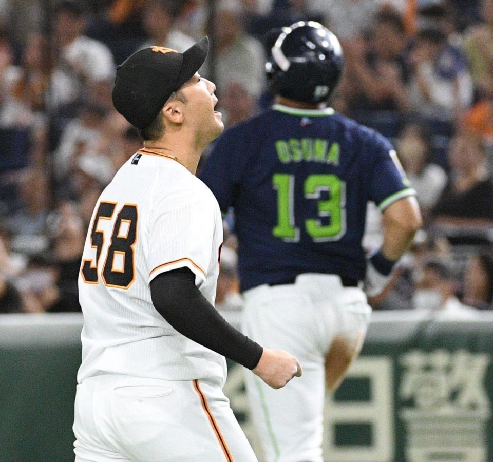 　１２回、オスナを遊ゴロにしとめ叫ぶ船迫（撮影・佐々木彰尚）