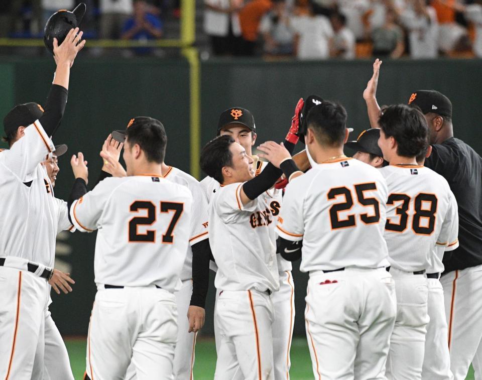 　１２回、サヨナラ打を放ち祝福される増田大（撮影・佐々木彰尚）