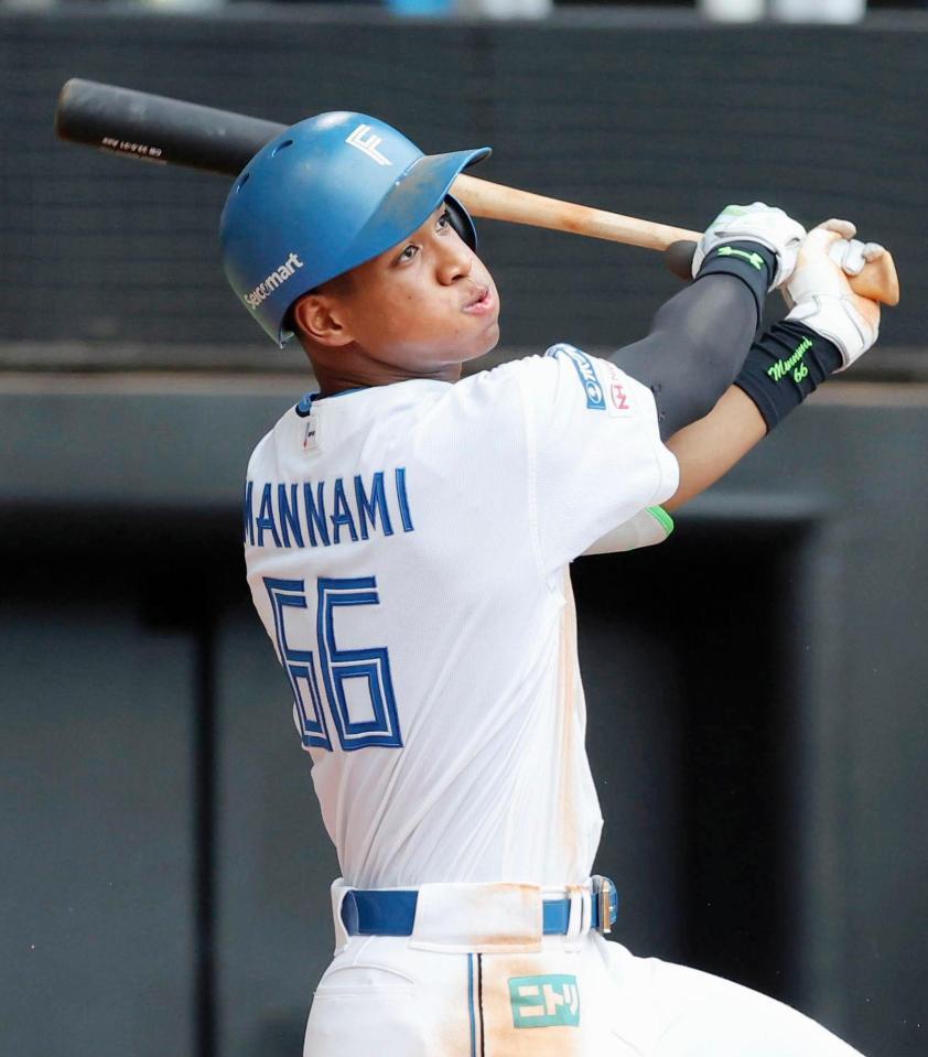 　３回、万波が右中間に同点ソロを放つ