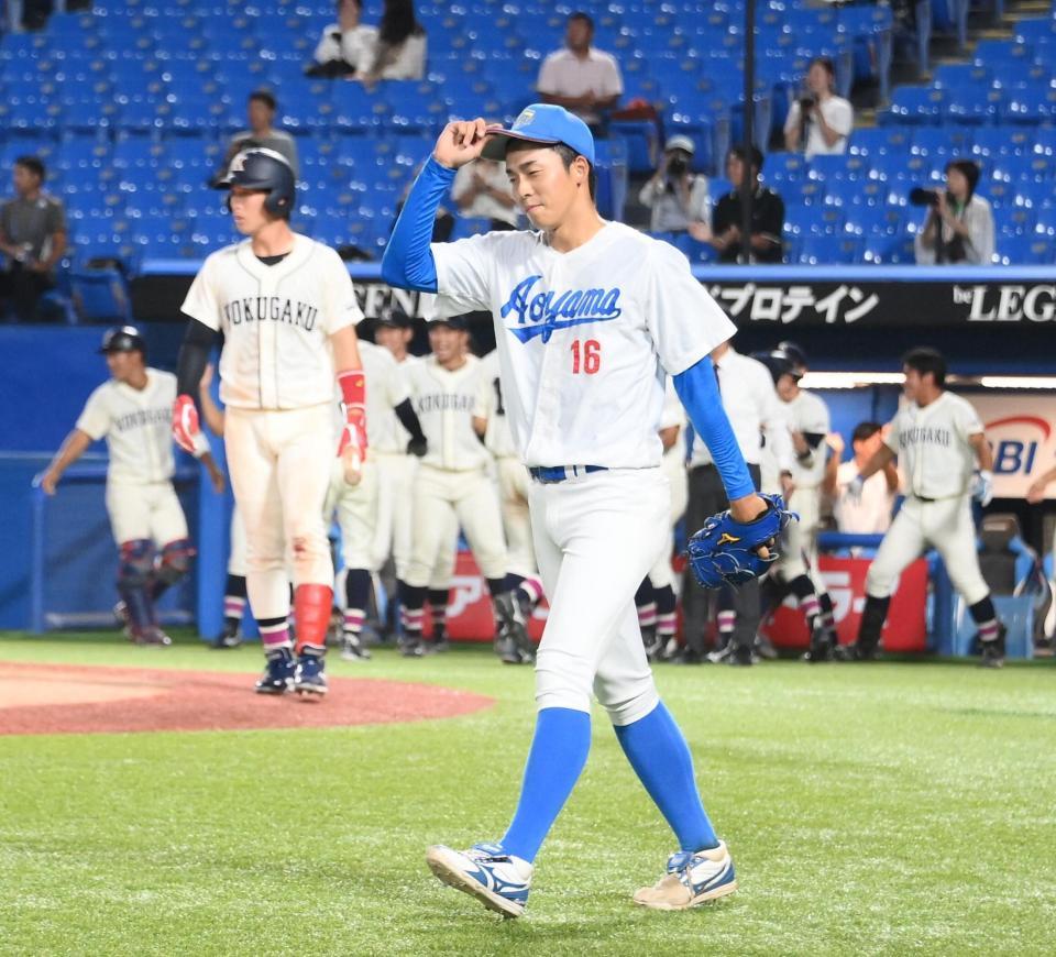 　９回途中から登板して同点に追いつかれ肩を落とす青学大・常広羽也斗（撮影・堀内翔）