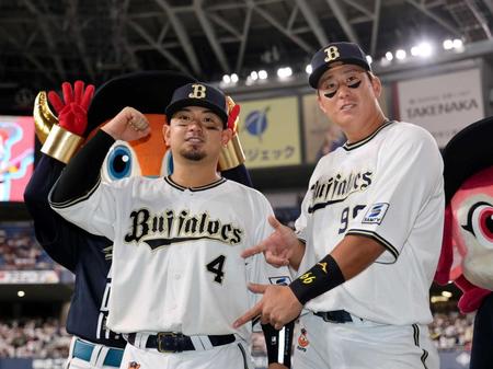 　優勝へのマジックを「４」とし、ポーズを決める森と杉本（撮影・山口登）