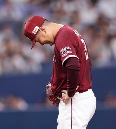 　３回途中、田中将は降板を告げられマウンドで下を向く