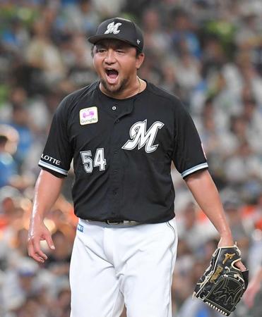 　復帰後初セーブを挙げ、雄たけびを上げる沢村（撮影・佐藤厚）