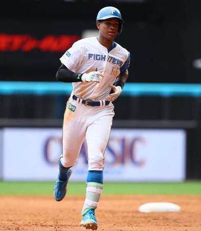 　３回、同点ソロ本塁打を放ち、ダイヤモンドを回る万波（撮影・中島達哉）