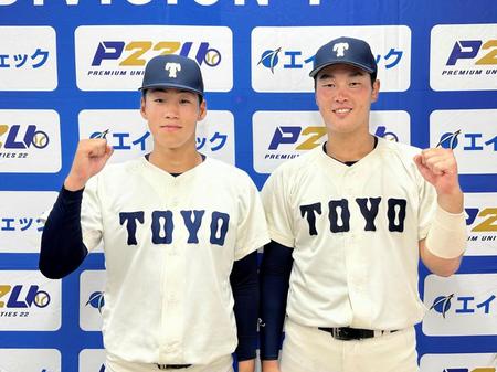 　逆転勝ちで３回戦に持ち込み、笑顔でガッツポーズをする東洋大・岩崎（左）と後藤