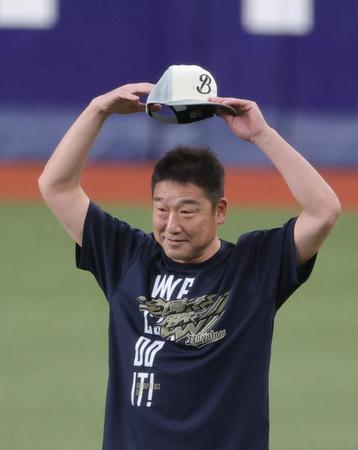 　試合前、リラックスムードの中嶋監督（撮影・坂部計介）