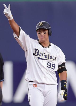 　１回、杉本は左翼線にタイムリー二塁打を放ち、ベンチに向かってＶサイン（撮影・坂部計介）