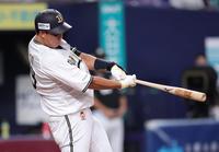 　１回、杉本は左翼線にタイムリー二塁打を放つ（撮影・坂部計介）