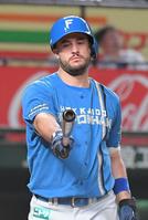 　６回、マルティネスは左越えに１５号ソロを放つ（撮影・佐藤厚）