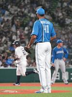 　６回、中村（左奥）に本塁打を浴びたロドリゲス