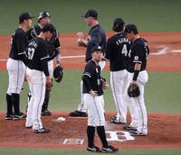 　６回、降板する小島（撮影・山口登）