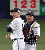 　試合を締め、笑顔を見せる平野佳（左）と若月（撮影・山口登）