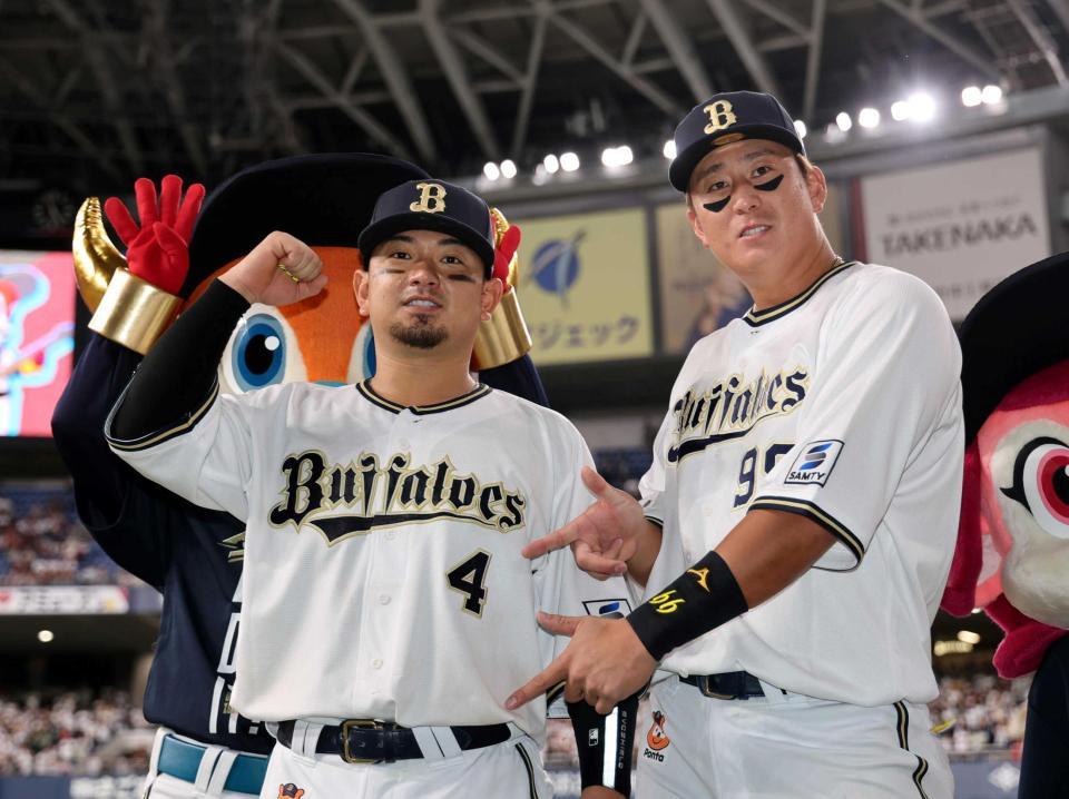 　優勝へのマジックを「４」とし、ポーズを決める森と杉本（撮影・山口登）