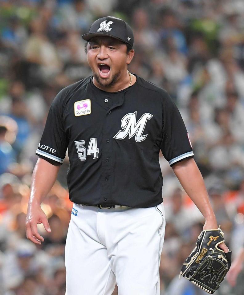 　復帰後初セーブを挙げ、雄たけびを上げる沢村（撮影・佐藤厚）